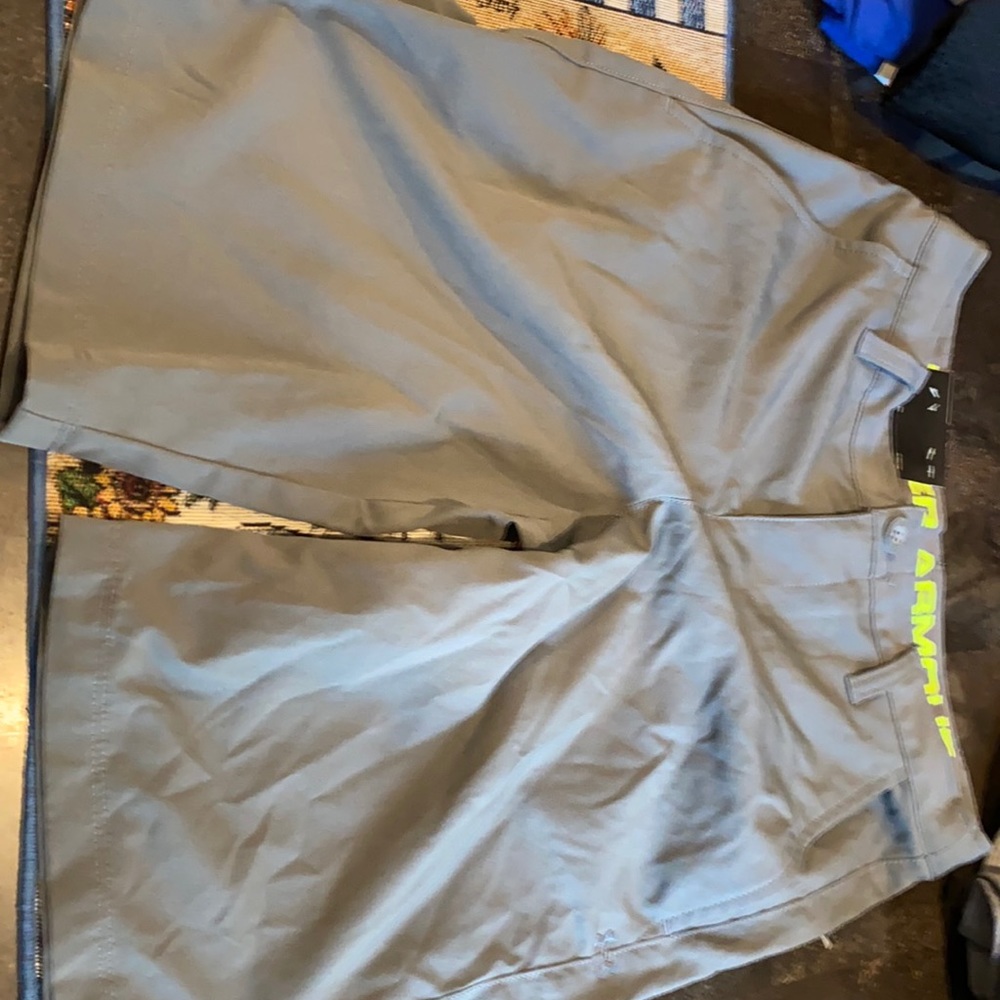 Under Armour Boys Shorts size Yth Medium